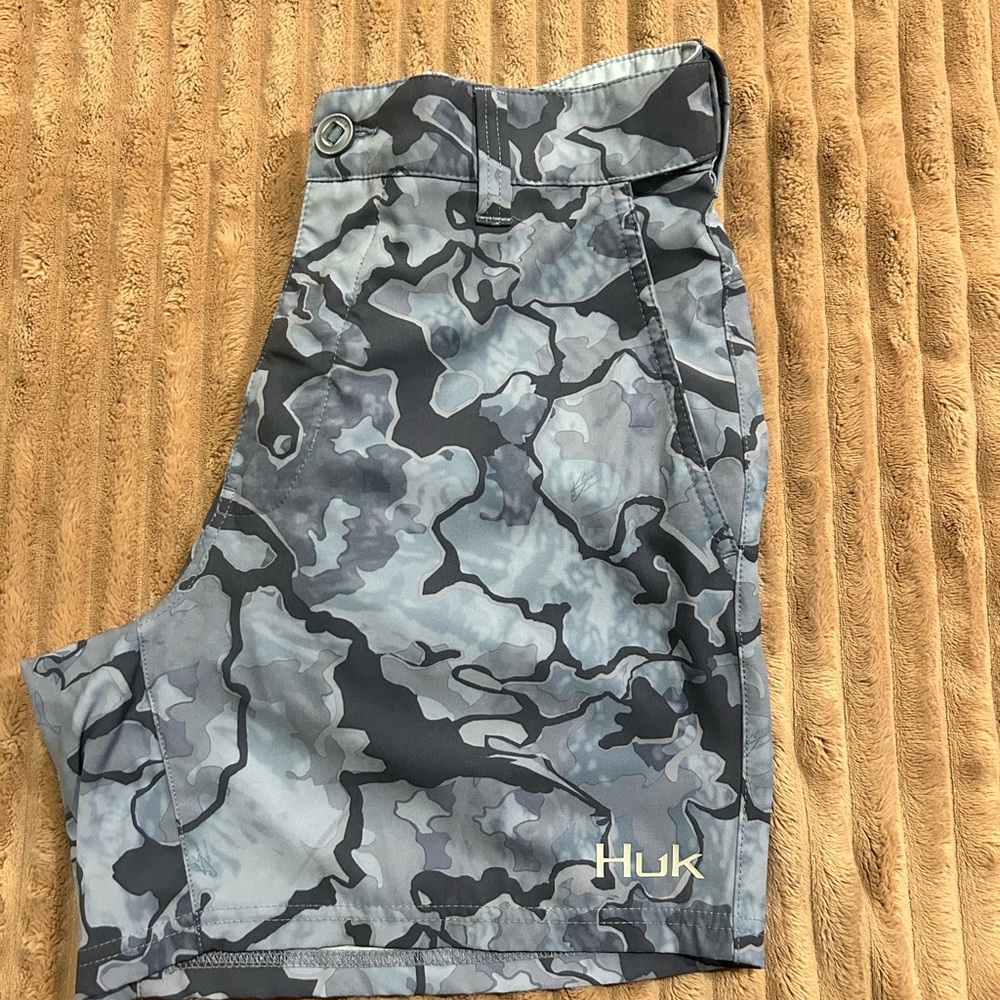 I’m selling a pair of men’s golf shorts.